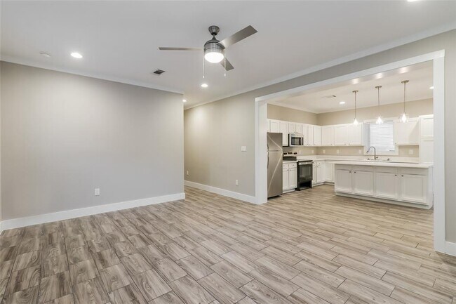 Foto del edificio - 8219 Crestview Dr
