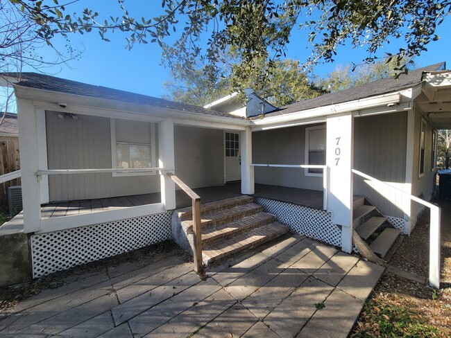 Building Photo - 707 Johnson Ln