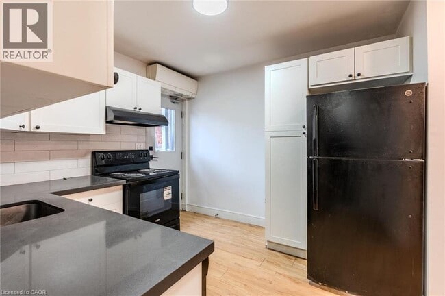 Building Photo - 461 King St E