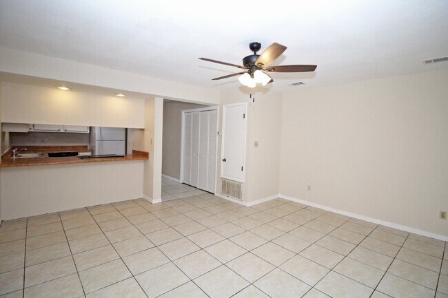 Building Photo - NE Pensacola 2 story  updated townhouse ne...