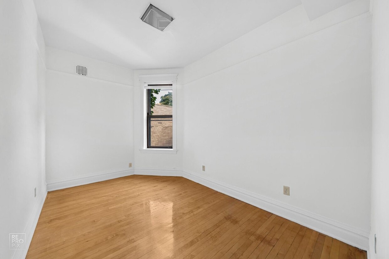 Primary Photo - Southport Corridor Top Floor of a Vintage ...