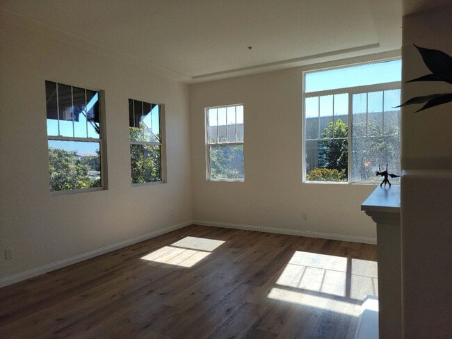 Building Photo - Liberty Station - Tri-Level 3bd/3.5bth Townhouse with Attached 2 Car Garage & Washer/Dryer!