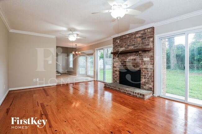 Building Photo - 2332 Vanderbilt Dr