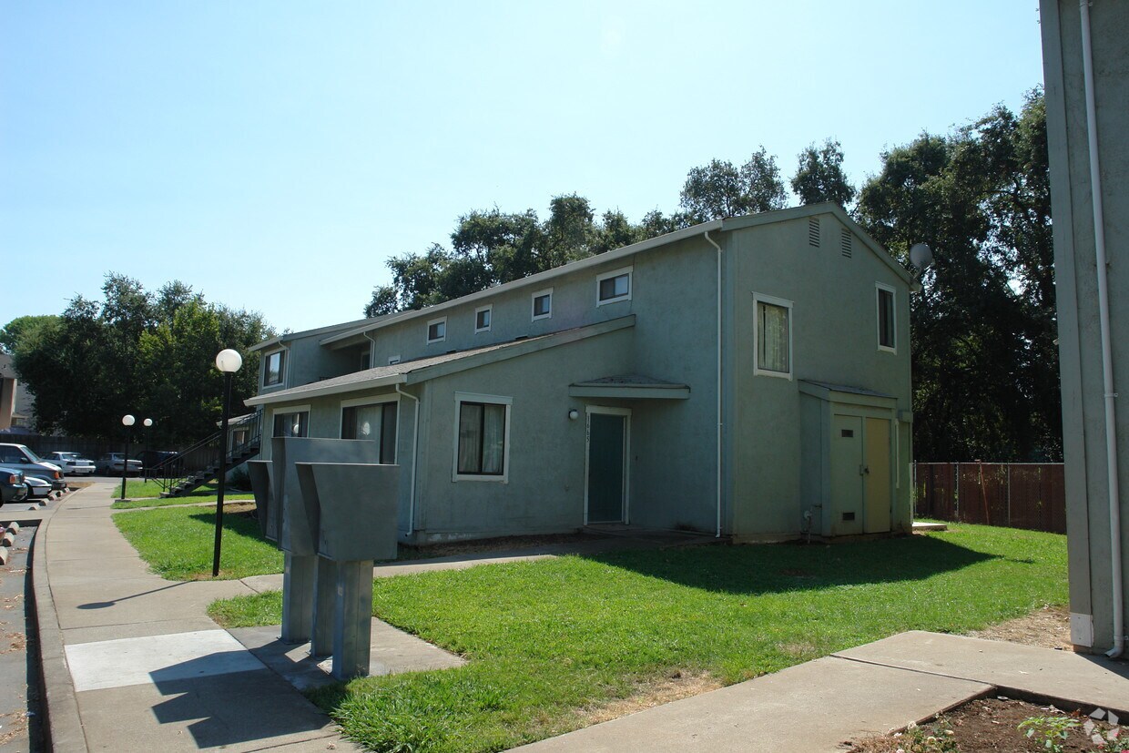 Primary Photo - La Vista Verde Apartments