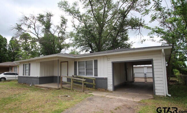 Building Photo - 2327 Plume Dr