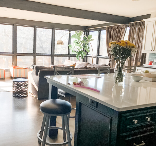 Foto del edificio - 2430 N Lake Dr