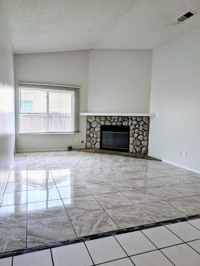 Building Photo - 2524 Plaza Serena Dr