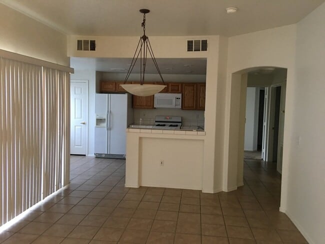 Building Photo - Spacious 1st Floor Beauty!