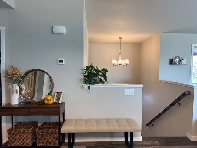 Foto del edificio - Spacious 4-Bed, 2-Bath Split-Level Townhome with Attached Heated Garage