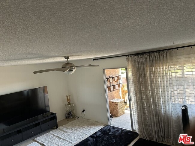 Foto del edificio - 6600 Warner Ave