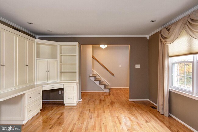 Building Photo - 260 Village Ct