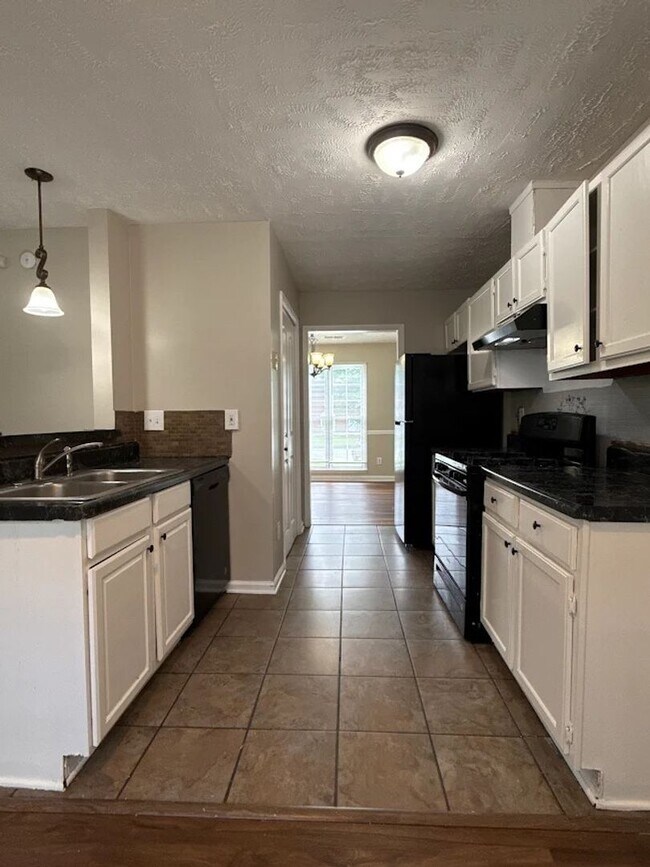 Building Photo - Beautiful 4 Bedroom Lithonia Home!