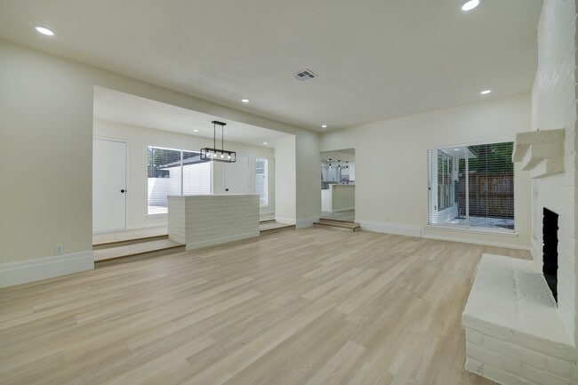 Building Photo - 5519 Sheraton Oaks Dr