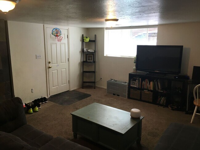 Building Photo - Great Basement Apartment