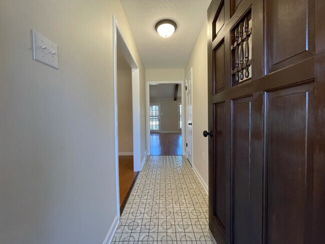 Building Photo - 2406 Doe Run Ln
