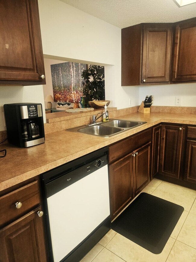 Foto del edificio - 307 Pine Hollow Cir