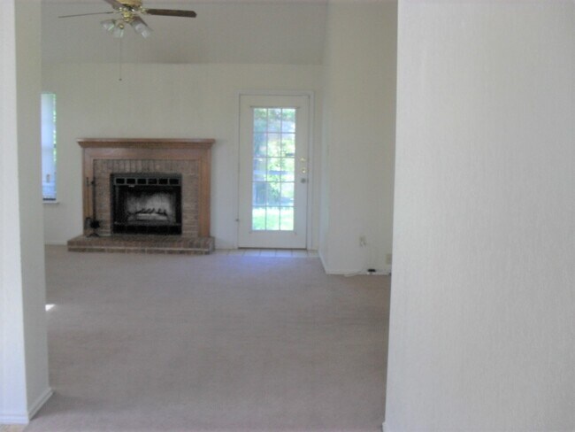 Building Photo - 412 Texas St