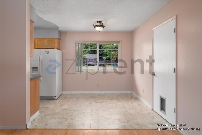 Building Photo - 817 NE 104th Ave