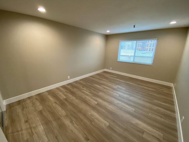 Building Photo - 1 Bed 1 Bath Condo Newly Remodeled W/ Park...