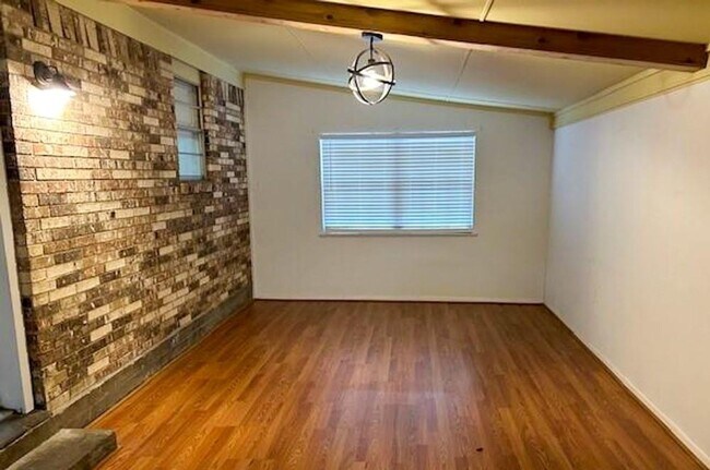 Building Photo - 4 Bedroom 2 Bath, Large Yard!!
