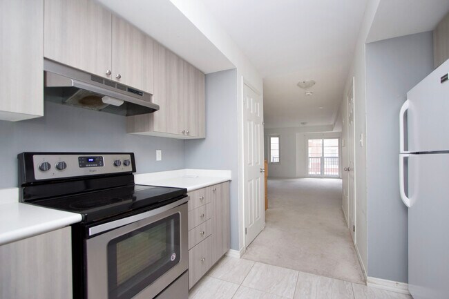 Photo du bâtiment - BRIGHT AND SPACIOUS 4-BDRM NORTH OSHAWA TO...