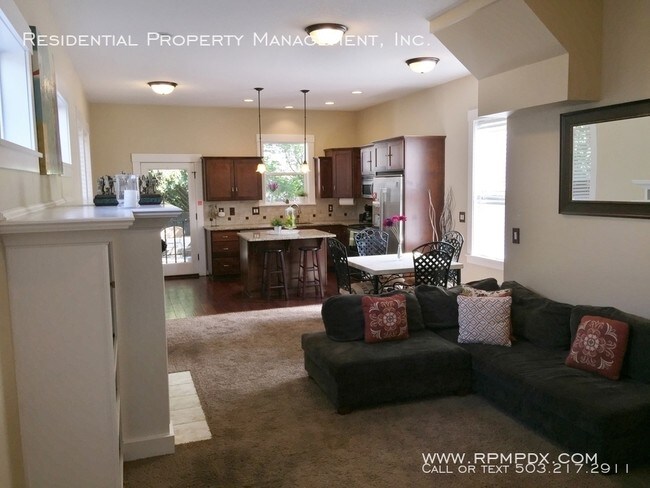 Foto del edificio - NE Woodlawn Neighborhood 2 Story Home!