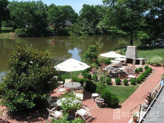 Building Photo - 45 Lakeside Dr S