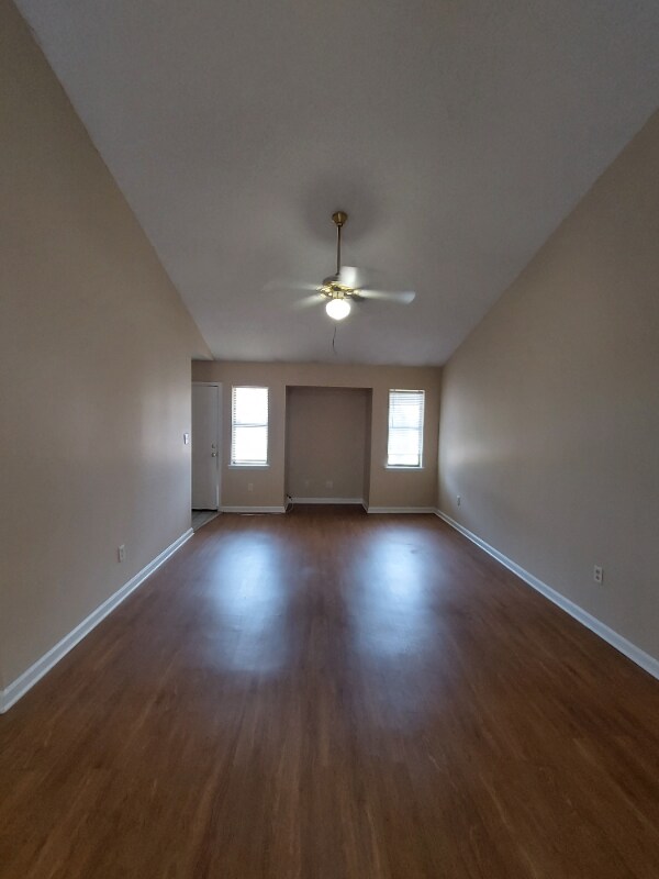 Foto del edificio - 220 Wyndham Cir