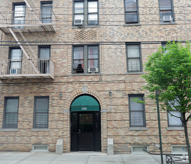 Foto del edificio - 2502 Barnes Ave