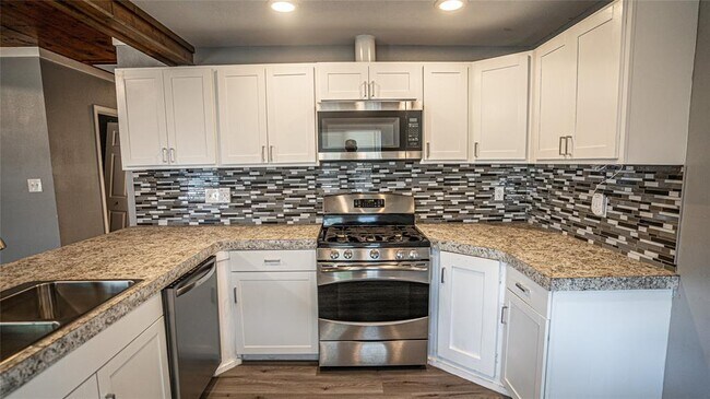 Building Photo - 106 W Hoopes Ave