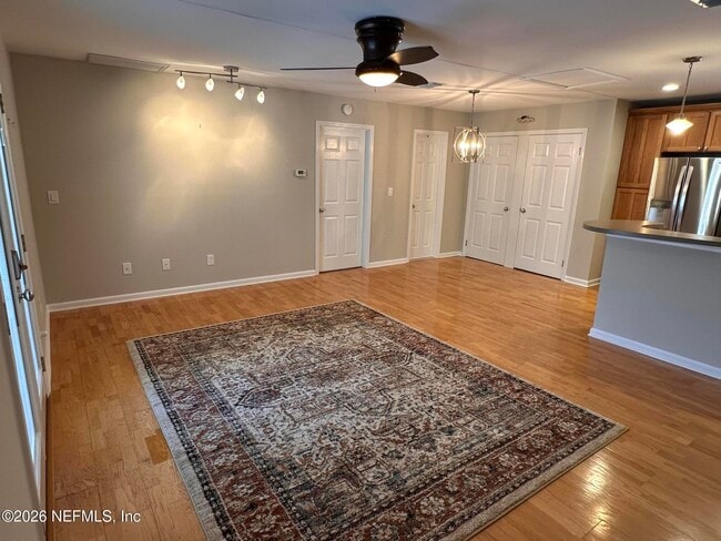 Building Photo - 310 7th St