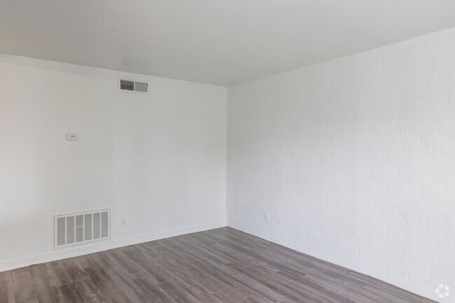 2BR, 2BA - 950SF - Living Room - Luna Bear 5th Street
