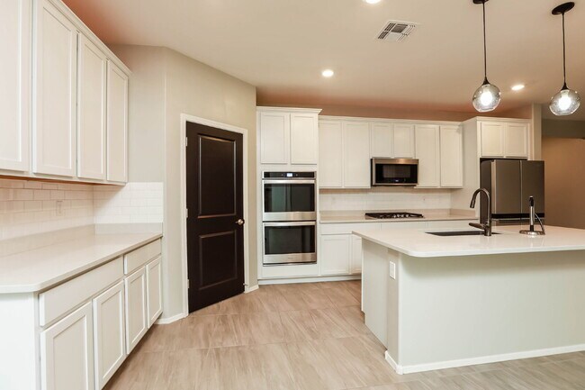 Foto del edificio - "Spacious 4-Bed Spacious two-level residential rental in Marana with modern Elegance!  Available ...