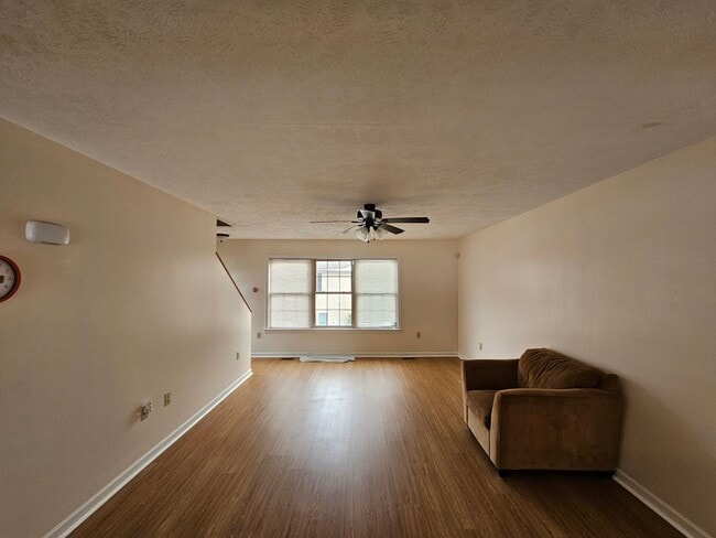 Building Photo - 2 Bedroom, 2.5 Bath Townhome Near Med Center - 08/05!