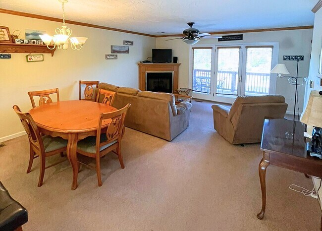 Foto del edificio - Smith Mountain Lake Furnished Townhouse