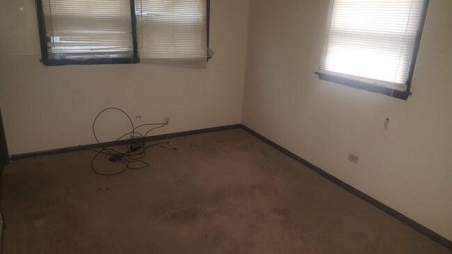 Building Photo - 1379 River Dr