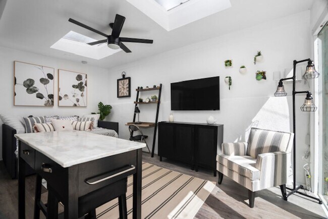 Foto del edificio - Stunning Furnished Mission Hills Studio w/...