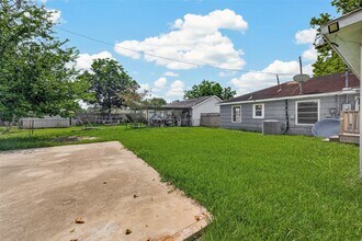 Building Photo - 10601 Ambursen St