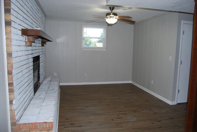 Foto del edificio - 811 Cedarcrest Dr
