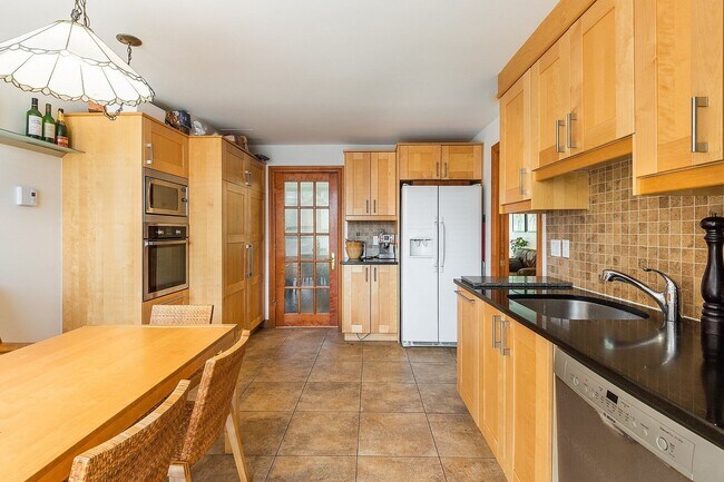 Building Photo - 1500 Ave des Pins Ouest