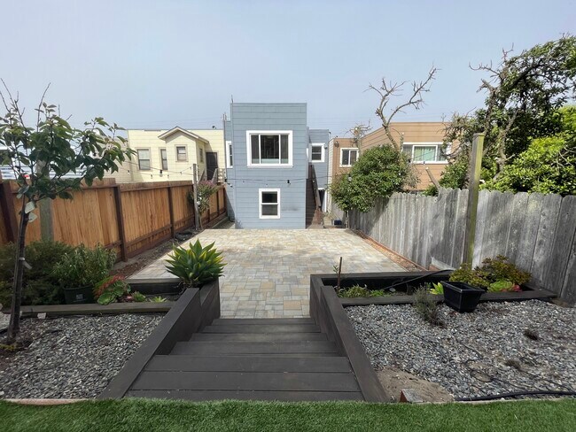 Building Photo - 1526 46th Ave