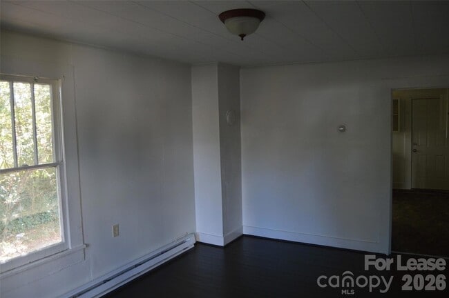 Building Photo - 247 N Main St