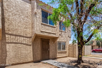 Building Photo - 4623 E Southgate Ave
