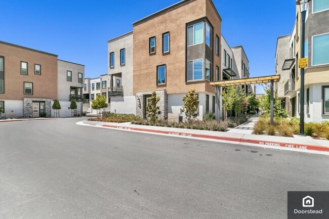 Building Photo - 25422 Parklane Dr