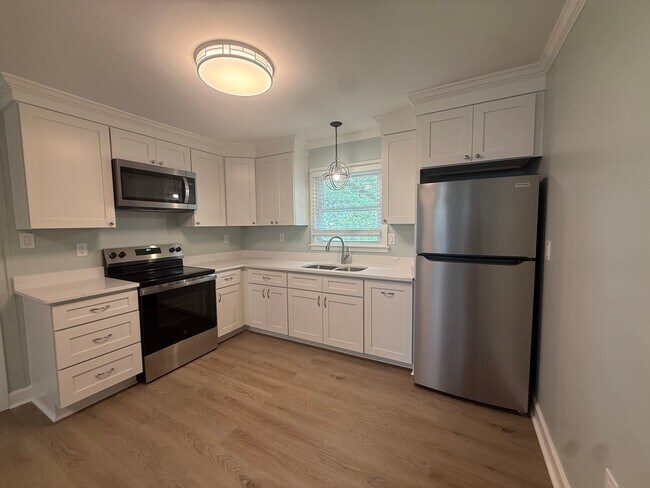 Foto del edificio - 120 N Pinewood Dr