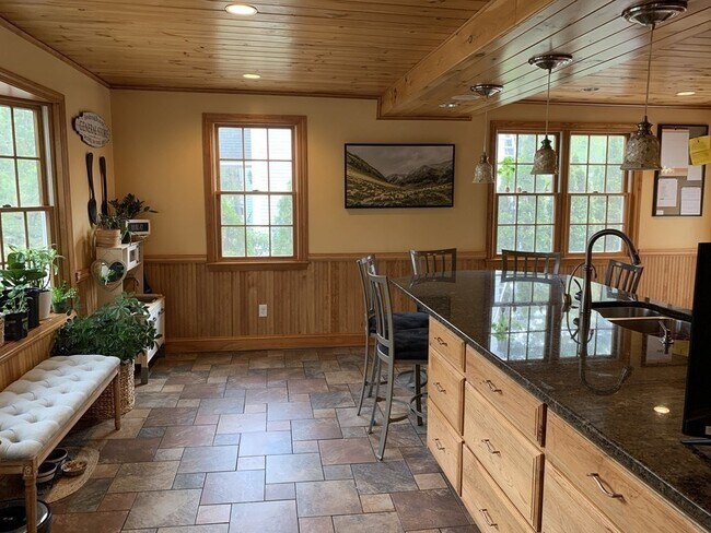 Foto del edificio - 16 Pinevale Ave