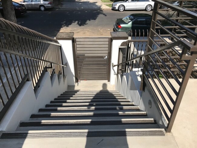 Foto del edificio - 6819 Baird Ave