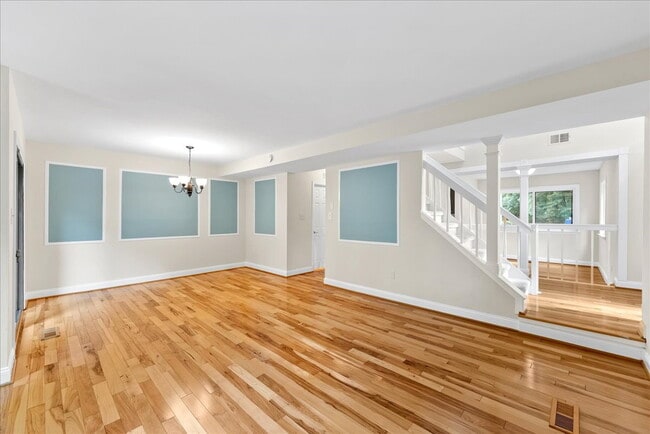 Building Photo - "Luxurious Reston Retreat: Spacious 2400 S...
