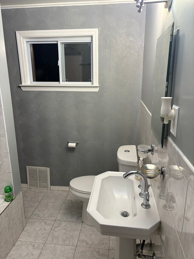 Foto del edificio - 648 E 6th St