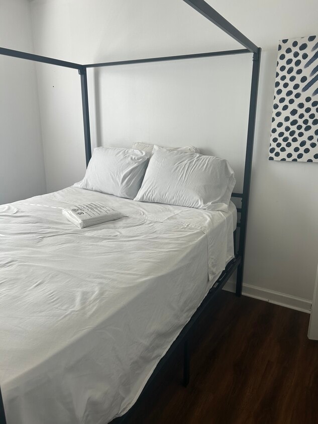 Bedroom fully furnished - 5914 Cassie Dr
